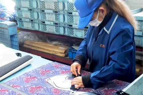 作業している社員4